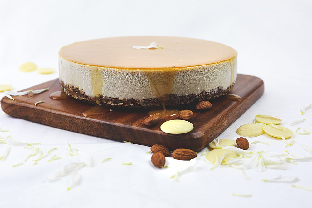 
            
                Load image into Gallery viewer, Salted caramel cheesecake with almonds and caramel all-around
            
        